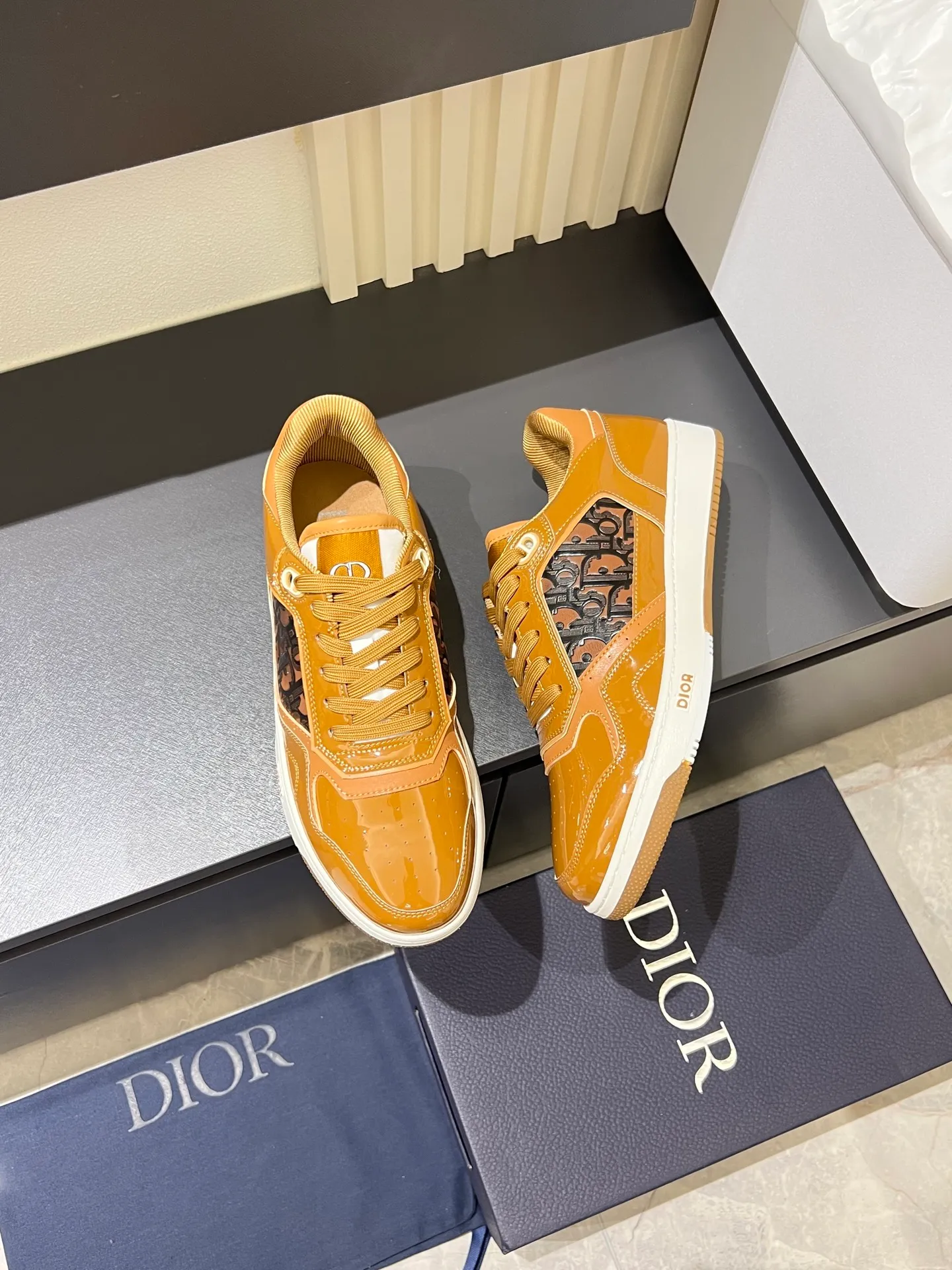 Men's shoes 💰p400 "Dio*" mid-top B27 casual sneakers. This B27 high-top sneaker is a new product in the series and continues Di*r's classic style. Crafted from gray and white smooth calf leather with beige and black Oblique print panels on the sides. The "CD Icon" shaped shoelace eyelets are clever and delicate, and the two-color rubber sole, rear collar and heel are all equipped with the brand's iconic details to enhance the style. Oblique printed straps at the ankle allow for an adjustable fit to complement the overall design. Fashionable and versatile, it can complement any look. Create an exquisite design with unique dynamic vitality and modern atmosphere, presented in low-top and high-top styles. This new must-have shoe adds a new dimension to Dior's archive heritage, embodying modern elegance. Purchase the original version and make it 1:1. If you need top quality, please come to me! Male 38-44!